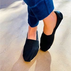 Authentic TOMS Classic Canvas Shoes, Black, Gender Neutral, M Size 6.5/W Size 8